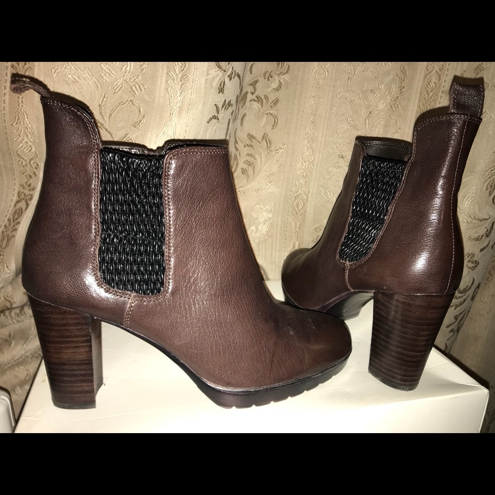 Woman’s brown bootie by Bella vita
